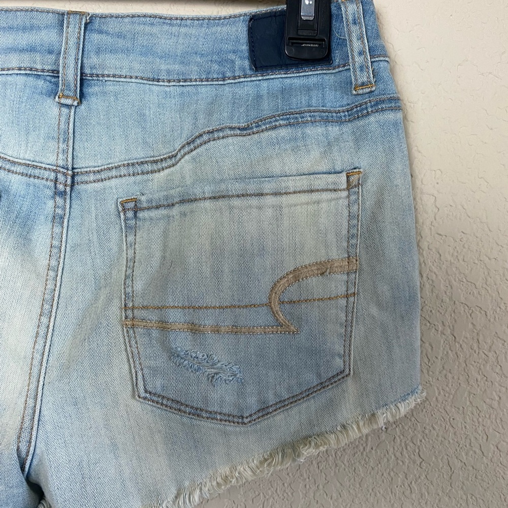 American Eagle Outfitters Light Wash Hi-Rise Shortie Distressed Fray Hem Sz 8 - Picture 6 of 9